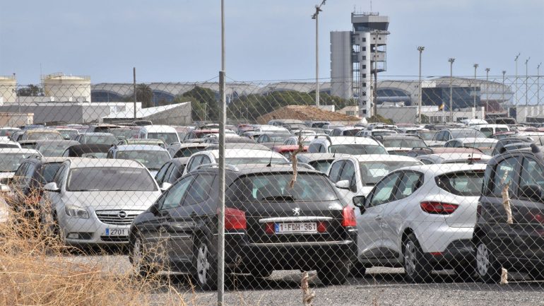 Compromís pide que los vecinos participen en la regulación de las campas de coches del aeropuerto