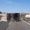 El vuelco de un camión en la A-7 ocupa tres carriles y provoca retenciones