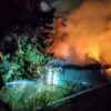 Los bomberos sofocan el fuego de una casa de campo deshabitada en Torrellano