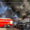 Movilizan bomberos de Elche, Crevillent, Elda y San Vicente por un incendio en una empresa de neumáticos de Aspe