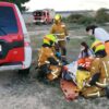Trasladan al hospital al conductor de un camión que ha caído por un terraplén de 8 metros en Crevillent