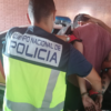 Amenaza a los empleados de una pizzería con un cuchillo de 30 centímetros, huye y lo detiene la Policía