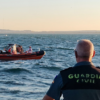 Rescatan una embarcación a la deriva en El Pinet en la que iban nueve personas