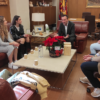 El alcalde de Elche recibe a las influencers ilicitanas Lola Lolita y Sofía Surferss