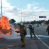 Los bomberos apagan un coche ardiendo en la AP7 en Elche y rescatan a dos personas en sus casas