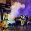 Los bomberos sofocan el fuego en dos coches que estaban aparcados