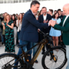 Pedro Sánchez visita Mondraker en Elche y destaca «la innovación y la tecnología avanzada» como pilares del desarrollo empresarial