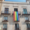 La oposición denuncia que se cuelgue la bandera LGTBI en un balcón lateral del Ayuntamiento y luego se cambie de sitio