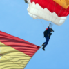 La primera mujer en saltar con la bandera de España el Día de las Fuerzas Armadas es de Elche