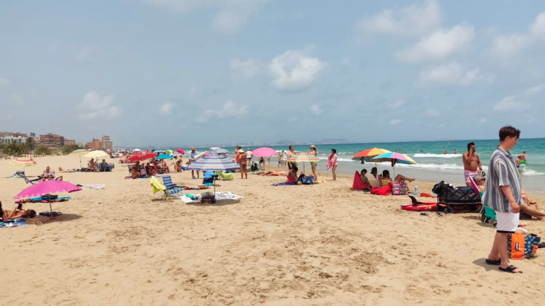 Compromís pide una ordenanza para que no haya tabaco en las playas de Elche