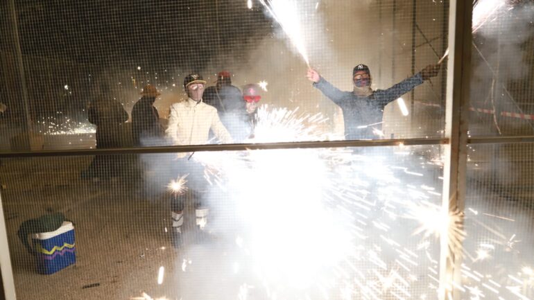 Folletos con recomendaciones para el uso de la pirotecnia durante la Nit de l’Albà