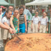 Costra y paella gigante y concurso de arroz con costra a pesar de calor