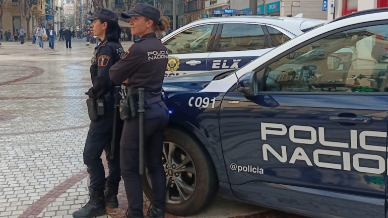 La Policía Local detiene a dos personas y la investigación de la Policía Nacional les atribuye seis robos en el centro de Elche