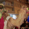 Miles de personas disfrutan de la Cabalgata de los Reyes Magos de Elche, con un largo recorrido y a la que han vuelto los animales