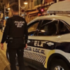 Retienen en un restaurante a un joven de 18 años que iba bebido porque quería irse en su moto y cuando llegan los policías la emprende a golpes con ellos