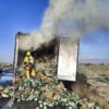 Bomberos de Elche, Crevillent y Almoradí sofocan el incendio de un camión que transportaba verduras