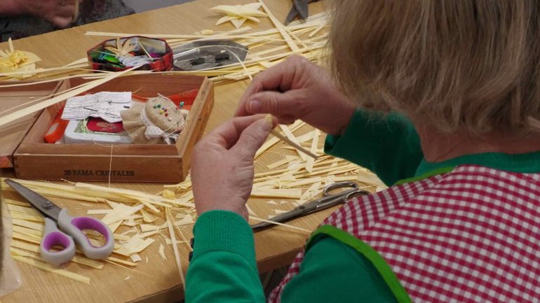 Dedican un espacio público a las personas que trabajan la artesanía de la palma blanca