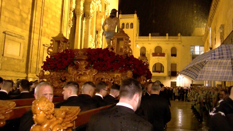 Multitudinaria procesión del Cristo del Perdón, pero pasada por agua para entrar a Santa María