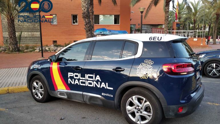 Se hace pasar por técnico de internet, entra a la fuerza a una vivienda, agrede a una mujer mayor y se lleva una tele y joyas