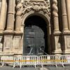 Acordonan la puerta mayor de la Basílica de Santa María por desprendimientos