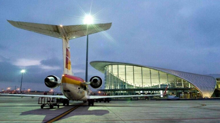 Cierran durante dos horas el aeropuerto Alicante-Elche Miguel Hernández por la presencia de drones