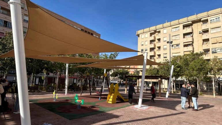Instalan velas tensadas en colegios para dar sombra