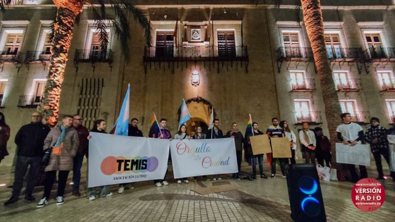 TEMIS organiza una concentración con motivo del Día Internacional Contra la LGTBIfobia