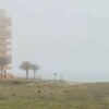 Playa, sol, arena… y también niebla en Los Arenales del Sol