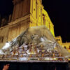 Semana Santa Elche. La lluvia obliga a utilizar plásticos en algún paso, otros aceleran y alguno vuelve a su parroquia