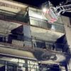 La batería de un patinete provoca el incendio en una vivienda, los bomberos rescatan a 10 personas y 2 son trasladadas al hospital