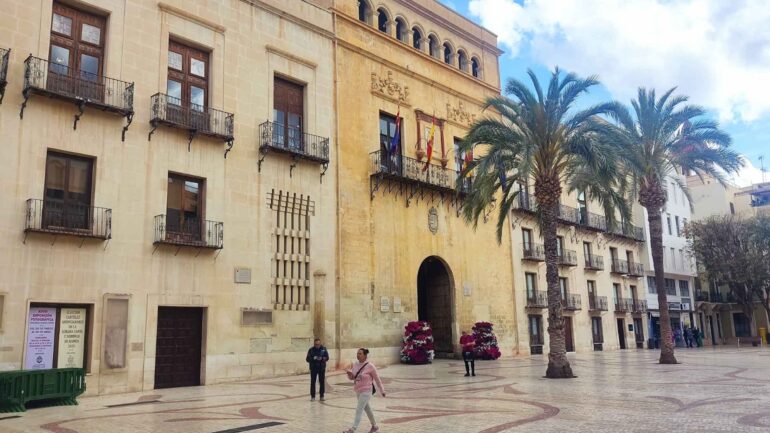 CC.OO. convoca una concentración para reclamar el pago de las horas extras en el Ayuntamiento de Elche
