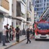 Los bomberos comienzan a recoger enseres de las viviendas desalojadas en San Antón