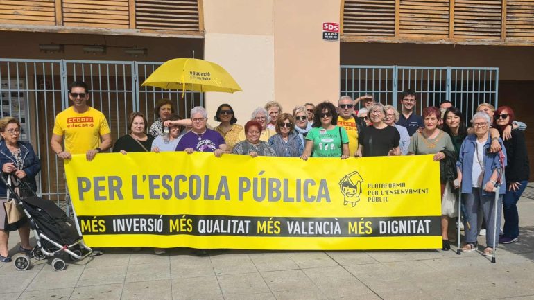 Concentración para reclamar el ascensor en el CFPA La Llotja, mientras el Ayuntamiento afirma que está en licitación