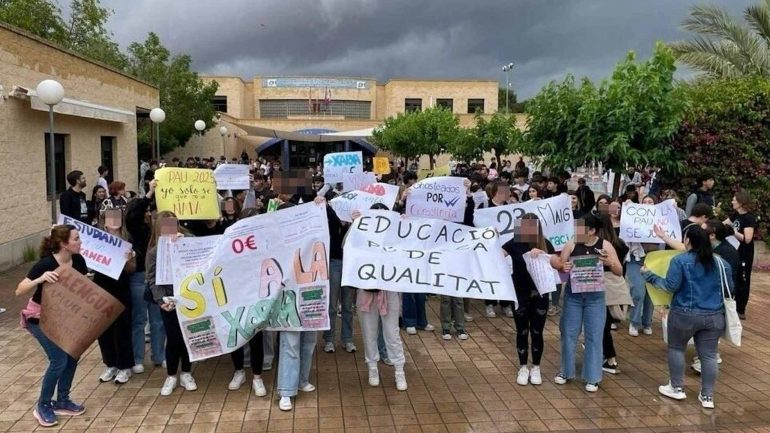 La comunidad educativa del IES Cayetano Sempere se manifiesta por una educación pública y sin recortes