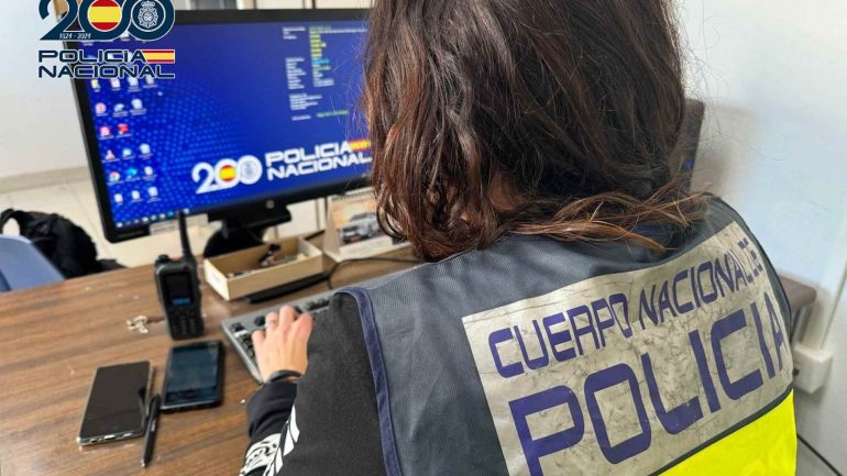 Tres detenidos al ser sorprendidos en un supermercado de Santa Pola cuando intentaban robar a personas mayores