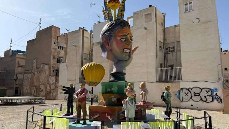 El barrio del Raval se prepara para celebrar dentro de un mes las Fiestas de San Juan y las Hogueras