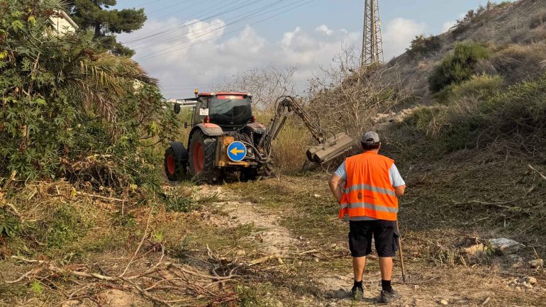 Limpieza y desbroce del barranco de San Antón ante posibles lluvias