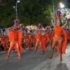 Santa Pola. El histórico Desfile Multicolor llena las calles en una noche de alegría y diversión