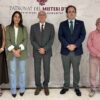 El vicerrector del CEU, Álvaro Antón; la periodista, Cristina Medina; y el cantor, José Soto, portaestandarte y personalidades electas del Misteri