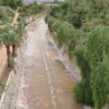 En alerta roja, pendientes de la lluvia y muchas oficinas y negocios cerrados