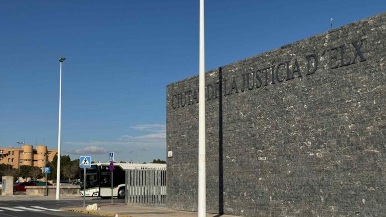 Piden 17 años y medio de prisión para un hombre acusado de provocar una decena de incendios en huertos de Elche