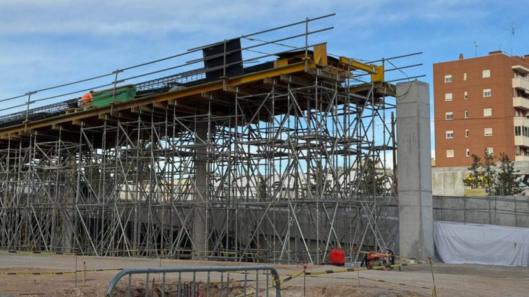 Comienzan a llegar las piezas de la pasarela peatonal de Altabix, que se montará en unos días