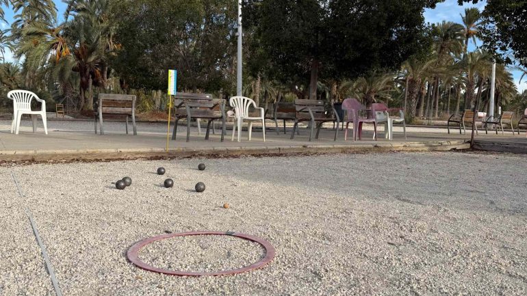 El PSOE denuncia el deterioro de la zona de petanca, casetas, bancos y vallado de San Antón