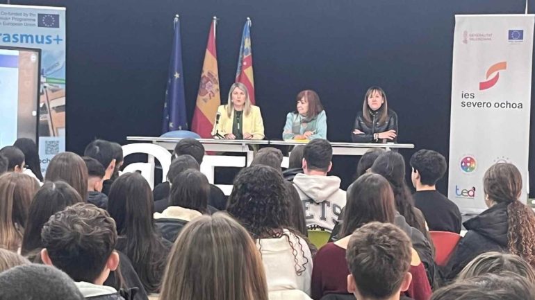 La presidenta del PSOE, Cristina Narbona, participa en un acto en el IES Severo Ochoa y ofrece una charla en el partido