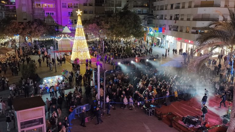 Santa Pola. La luz de la Navidad ya ilumina las calles de la localidad