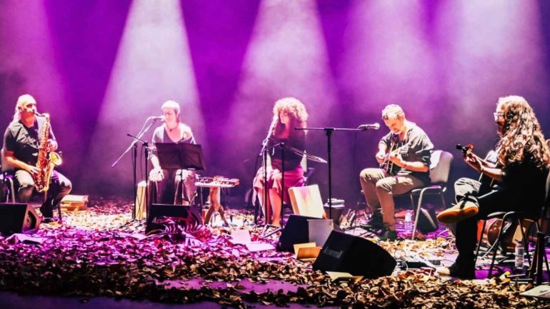 DVERSA, el grupo poético-musical de Elche que une sonido independiente, tradicional, swing, rock & roll y country