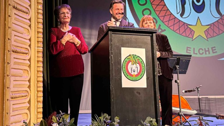 El alcalde anuncia en el pregón de Navidad el nombramiento de Reme Sanz como primera Hija Adoptiva de Elche