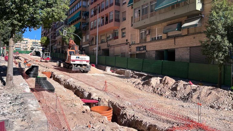 Obras en la calle Clara Campoamor: ya se ha renovado el colector de saneamiento
