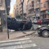 Aparatoso accidente con un coche volcado ruedas arriba en Elche