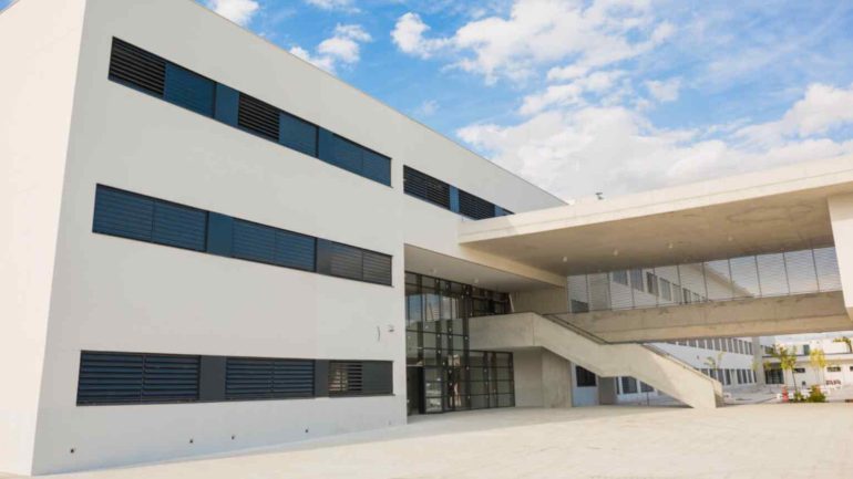 Consternación en el IES Vicente Verdú tras el accidente de tráfico que ha costado la vida a un alumno, mientras que otro resultó herido grave